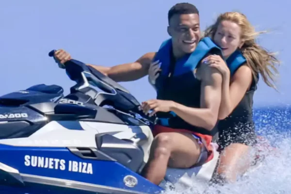 Mbappé y Ester Expósito disfrutaron de una escapada romántica a Ibiza antes del Mundial