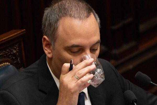 Crecen los rumores sobre una posible salida de Adorni y ya circulan cuatro nombres para reemplazarlo