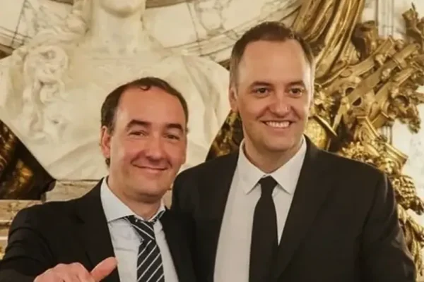 Piden indagar al hermano de Manuel Adorni por presuntas omisiones en sus declaraciones juradas