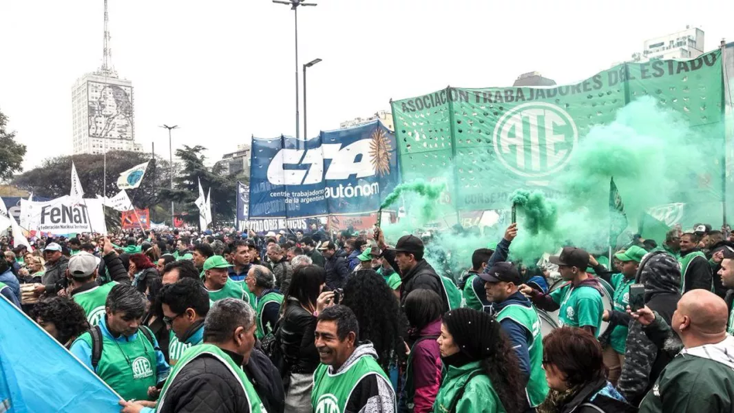 El Gobierno Nacional cerró la paritaria estatal con UPCN por 6,64% y ATE rechazó la oferta