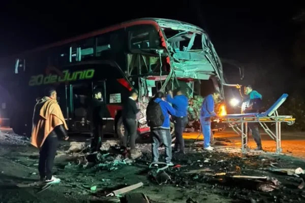 Tragedia en Salta: un muerto y 24 heridos tras el choque de un colectivo que viajaba a Jujuy