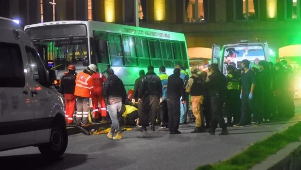 Tragedia en Mar del Plata: un colectivo se subió a la vereda y atropelló a varios peatones