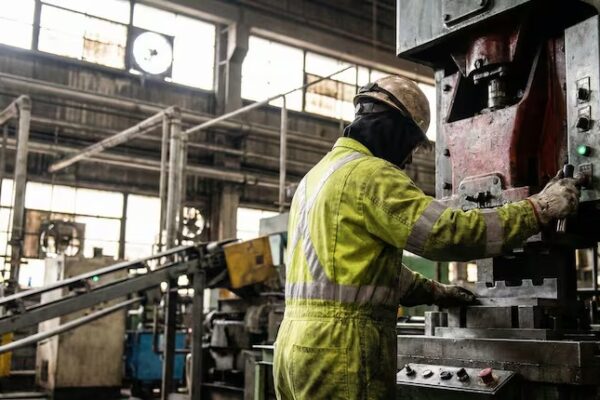 La industria volvió a caer en abril: acumuló cuatro meses consecutivos en baja