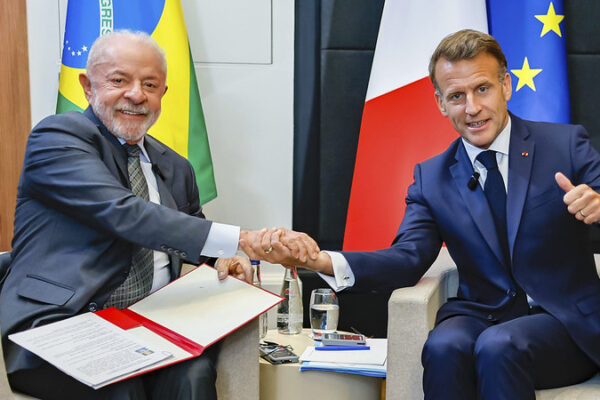 Lula se reunió con Macron durante la Cumbre del G7 y destacó el papel de Brasil