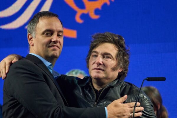 Milei respaldó a Manuel Adorni, pero lanzó una advertencia: “Si la Justicia lo considera culpable, lo echo de una patada”
