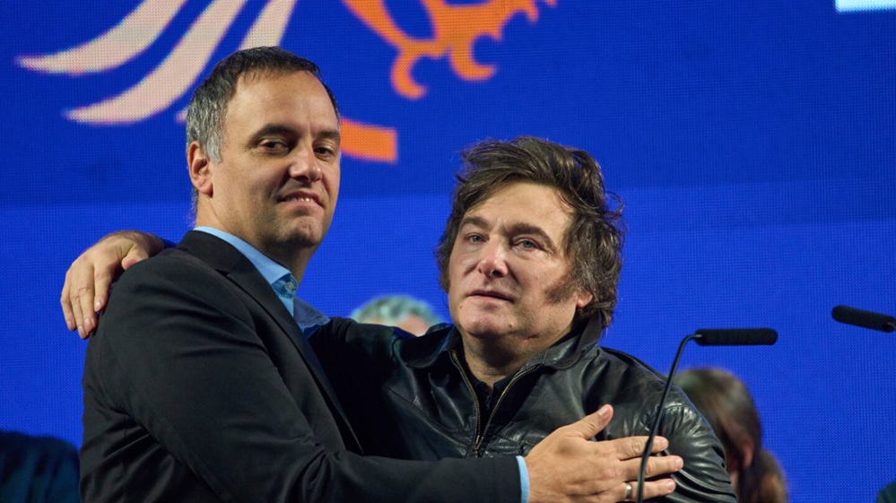 Milei respaldó a Manuel Adorni, pero lanzó una advertencia: “Si la Justicia lo considera culpable, lo echo de una patada”