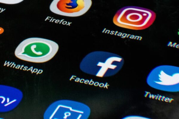 El Gobierno de Emiratos Árabes Unidos prohibió las redes sociales para menores de 15 años