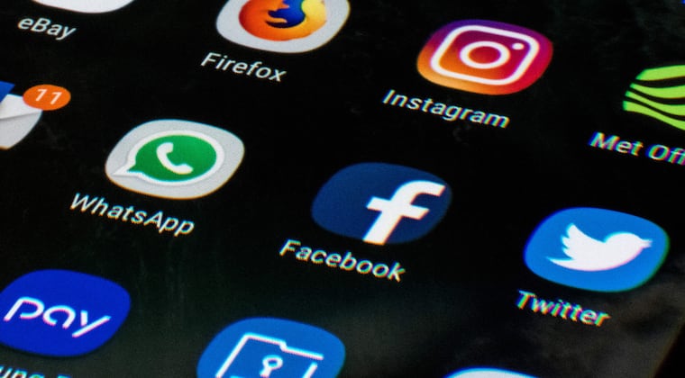 El Gobierno de Emiratos Árabes Unidos prohibió las redes sociales para menores de 15 años