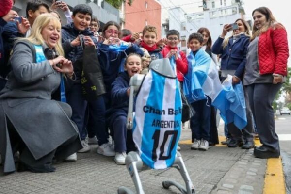 Chahla y el perro robot Chan Bachi encabezaron una jornada de Ecocanje Mundialista en Tucumán