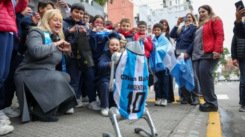 Chahla y el perro robot Chan Bachi encabezaron una jornada de Ecocanje Mundialista en Tucumán
