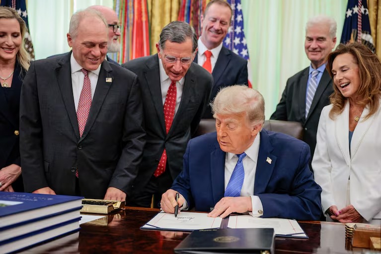 Trump anunció un acuerdo con Irán para reabrir el estrecho de Ormuz y poner fin al conflicto