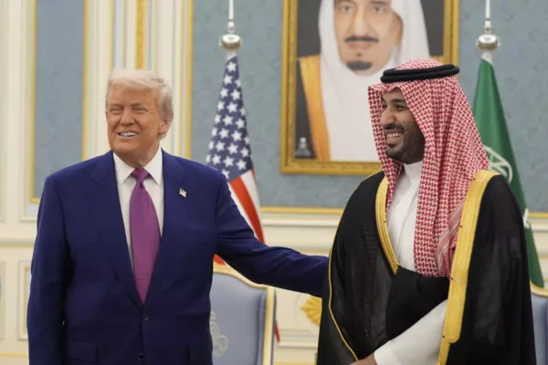 Trump aprobó un acuerdo nuclear con Arabia Saudita que incluye enriquecimiento de uranio