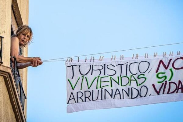Barcelona eliminará las licencias de alquileres temporales buscando devolver 10.000 viviendas al mercado residencial