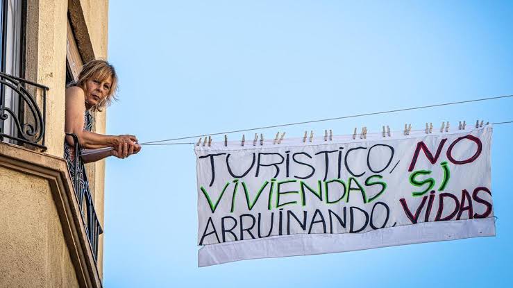 Barcelona eliminará las licencias de alquileres temporales buscando devolver 10.000 viviendas al mercado residencial