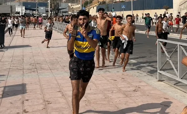 Un joven cruzó la frontera de Ceuta con la camiseta de Boca y la escena se volvió viral