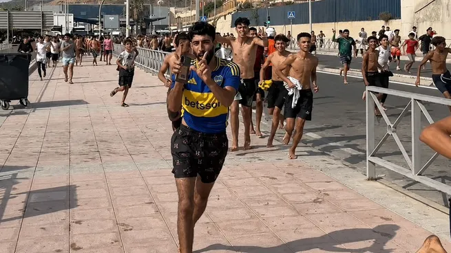 Un joven cruzó la frontera de Ceuta con la camiseta de Boca y la escena se volvió viral