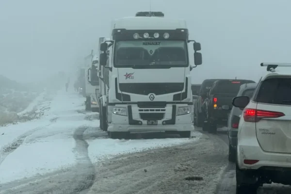 Temporal en Neuquén: más de 300 camiones varados y rutas complicadas por nieve y hielo