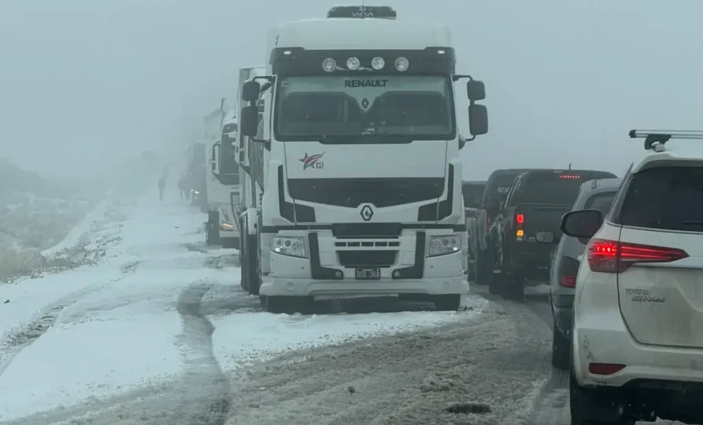 Temporal en Neuquén: más de 300 camiones varados y rutas complicadas por nieve y hielo