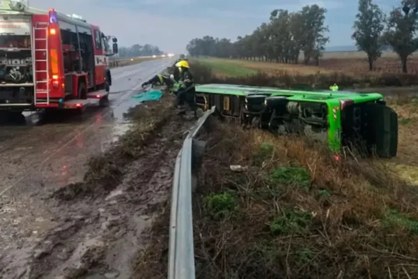 Un colectivo que viajaba de Córdoba a Buenos Aires volcó en la Ruta 7 y dejó varios heridos