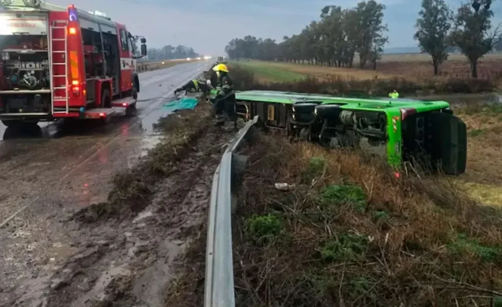 Un colectivo que viajaba de Córdoba a Buenos Aires volcó en la Ruta 7 y dejó varios heridos