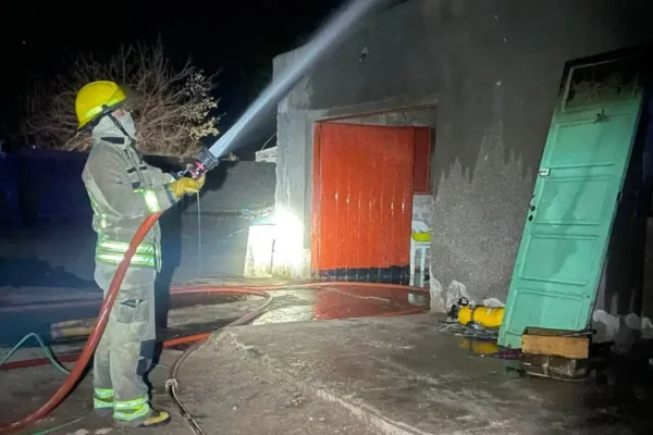 Catamarca: dos personas fueron asistidas tras un incendio en Tinogasta