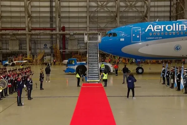 La Selección argentina regresó al país: los Granaderos aguardaron la llegada del plantel argentino en Ezeiza