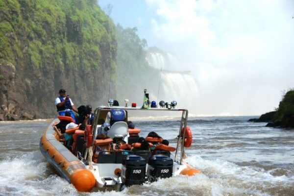 Murió un adolescente neerlandés tras el vuelco de una lancha en las Cataratas dl Iguazú del lado brasileño