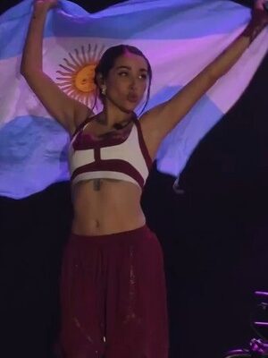María Becerra desplegó la bandera argentina durante un show en Barcelona y el video se viralizó