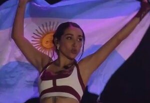 María Becerra desplegó la bandera argentina durante un show en Barcelona y el video se viralizó