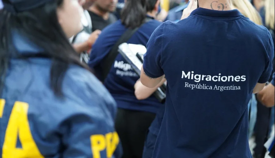Milei autorizó por DNU a expulsar extranjeros que difundan mensajes de odio contra argentinos