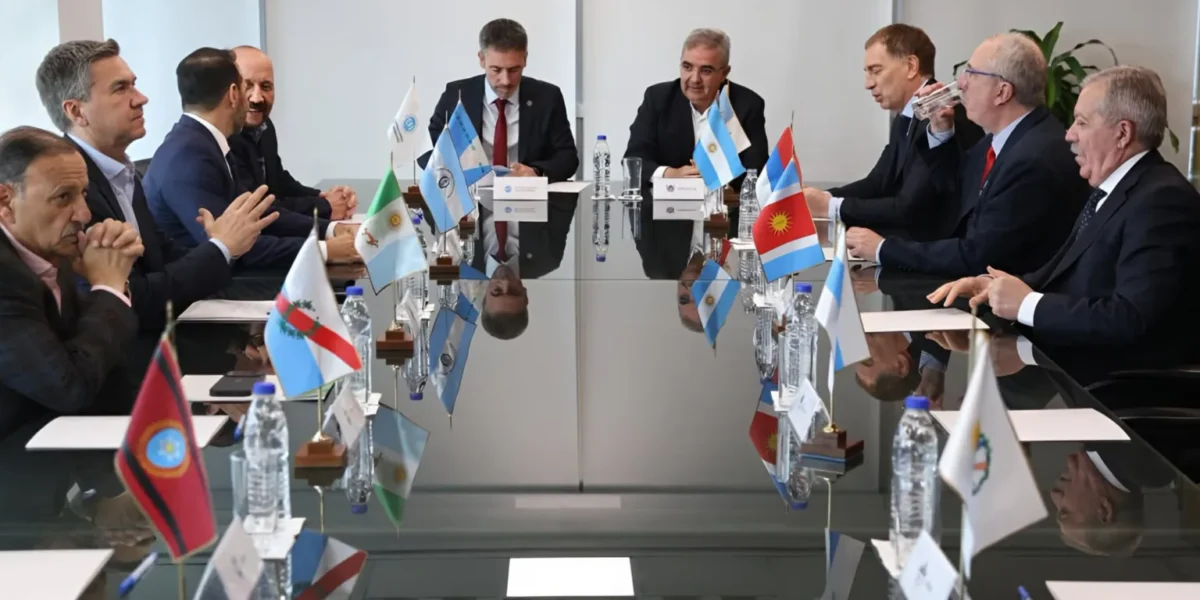 Quintela llega a la cumbre del Norte Grande con la coparticipación en baja y expectativa por los ATN