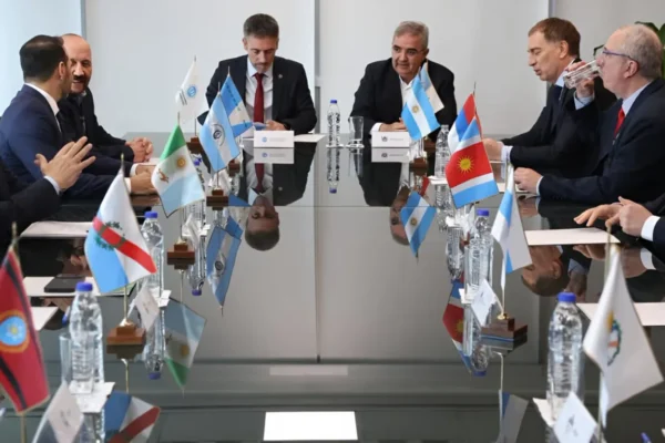 Quintela llega a la cumbre del Norte Grande con la coparticipación en baja y expectativa por los ATN