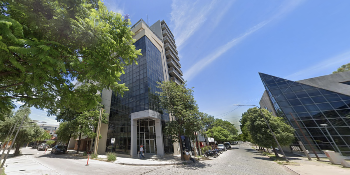 Una mujer murió tras caer desde el piso 11 de un edificio en Santiago del Estero