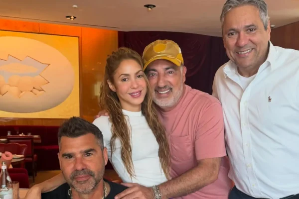 Shakira volvió a aparecer junto a Antonio de la Rúa en una reunión privada