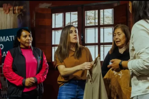 Soledad Pastorutti visitó la Casa de la Puna y compartió un encuentro con artesanas y músicos de Catamarca
