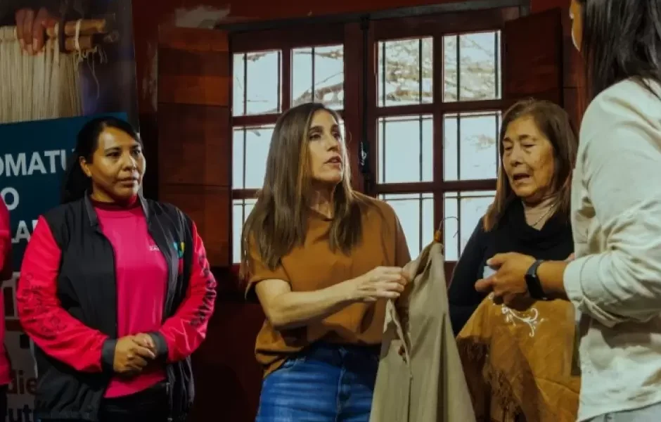 Soledad Pastorutti visitó la Casa de la Puna y compartió un encuentro con artesanas y músicos de Catamarca