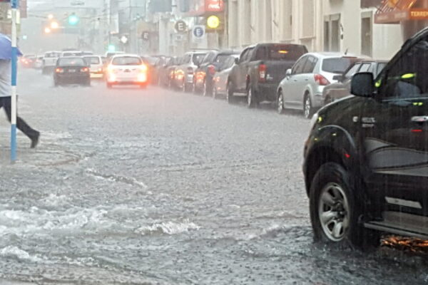 Alerta naranja y amarilla por tormentas fuertes en Corrientes: las zonas afectadas