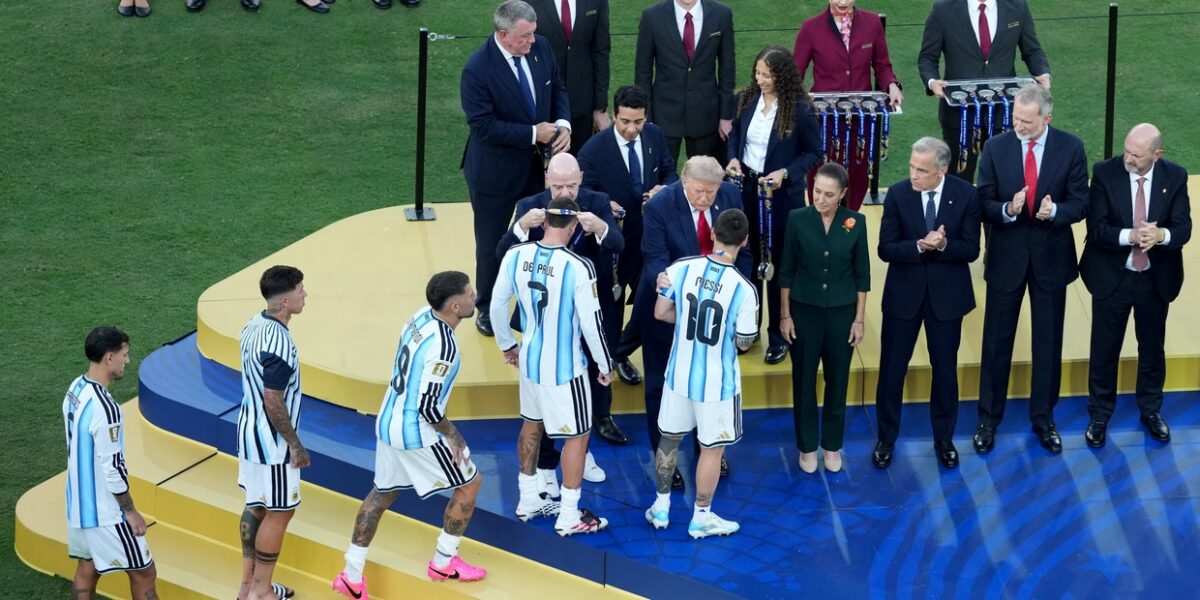 ¿Desplante o confusión? El momento entre Cuti Romero y Trump en la premiación