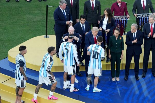 ¿Desplante o confusión? El momento entre Cuti Romero y Trump en la premiación