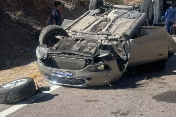 Volcó en Catamarca y la Policía encontró 10 kilos de hojas de coca dentro del vehículo