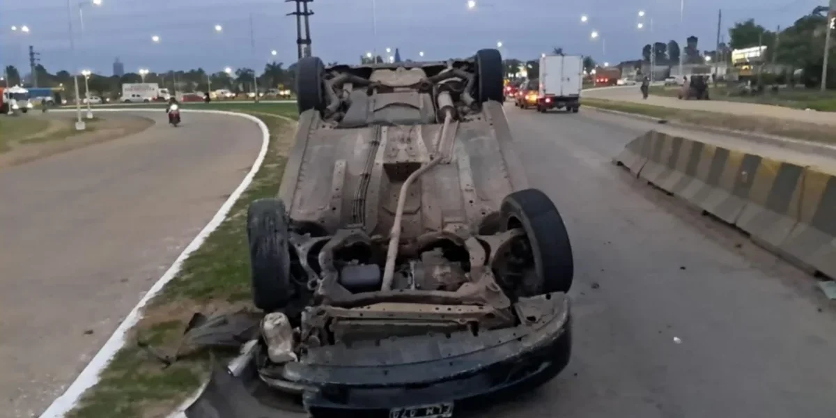 Dos hombres volcaron en el acceso a Corrientes y habrían estado alcoholizados