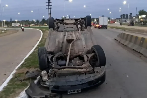 Dos hombres volcaron en el acceso a Corrientes y habrían estado alcoholizados
