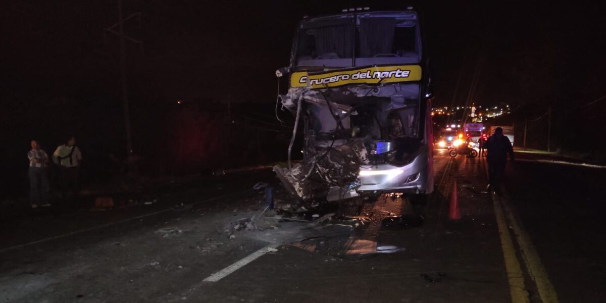 Choque entre un camión y un ómnibus dejó al menos un herido en la Ruta Nacional 12, en Misiones