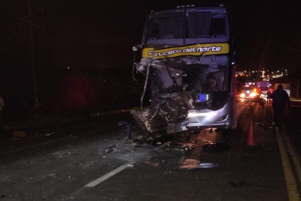 Choque entre un camión y un ómnibus dejó al menos un herido en la Ruta Nacional 12, en Misiones