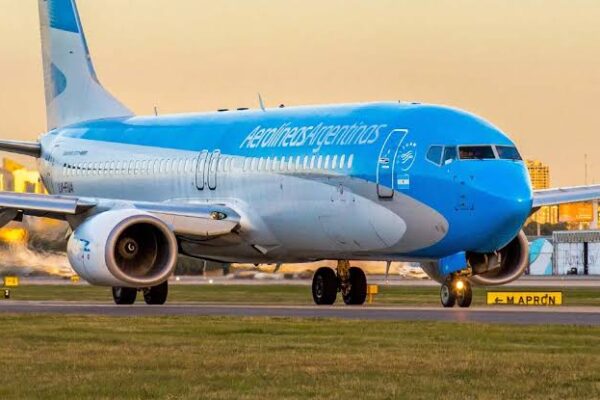 Aerolíneas Argentinas retomará los vuelos directos de Salta y Tucumán a Florianópolis en el verano 2027