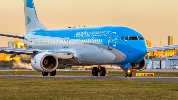 Aerolíneas Argentinas retomará los vuelos directos de Salta y Tucumán a Florianópolis en el verano 2027