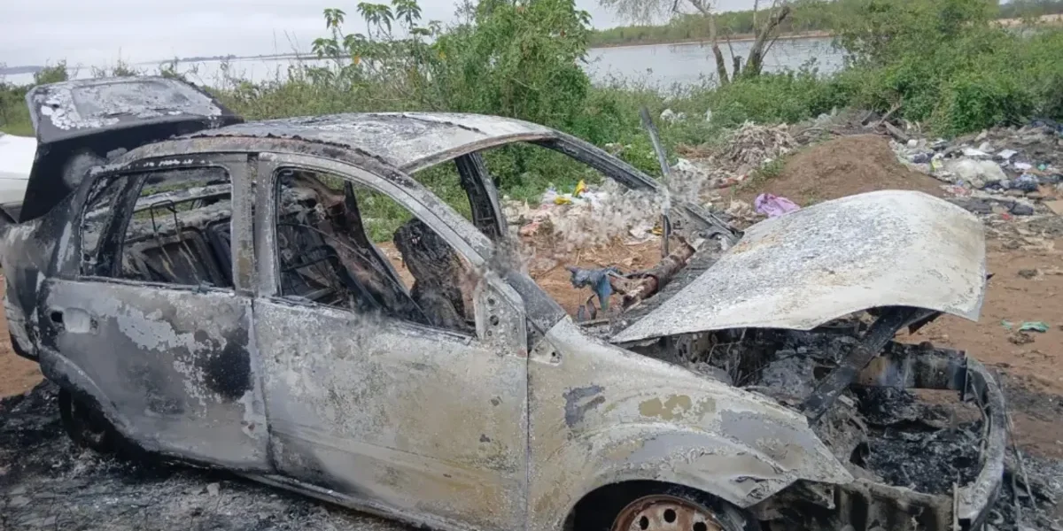Hallaron un auto incendiado en Corrientes e investigan si fue usado en el robo de USD 100.000 en Camba Cuá