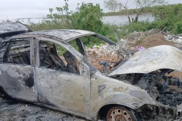 Hallaron un auto incendiado en Corrientes e investigan si fue usado en el robo de USD 100.000 en Camba Cuá