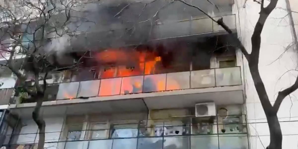 Incendio en un edificio lindero a la casa de Cristina Kirchner: evacuaron a 30 personas