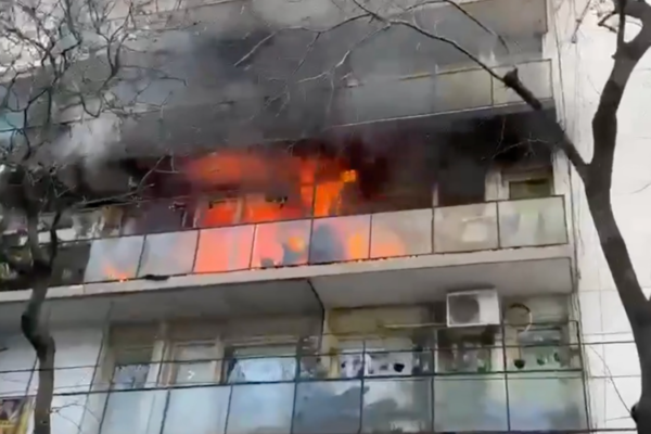 Incendio en un edificio lindero a la casa de Cristina Kirchner: evacuaron a 30 personas